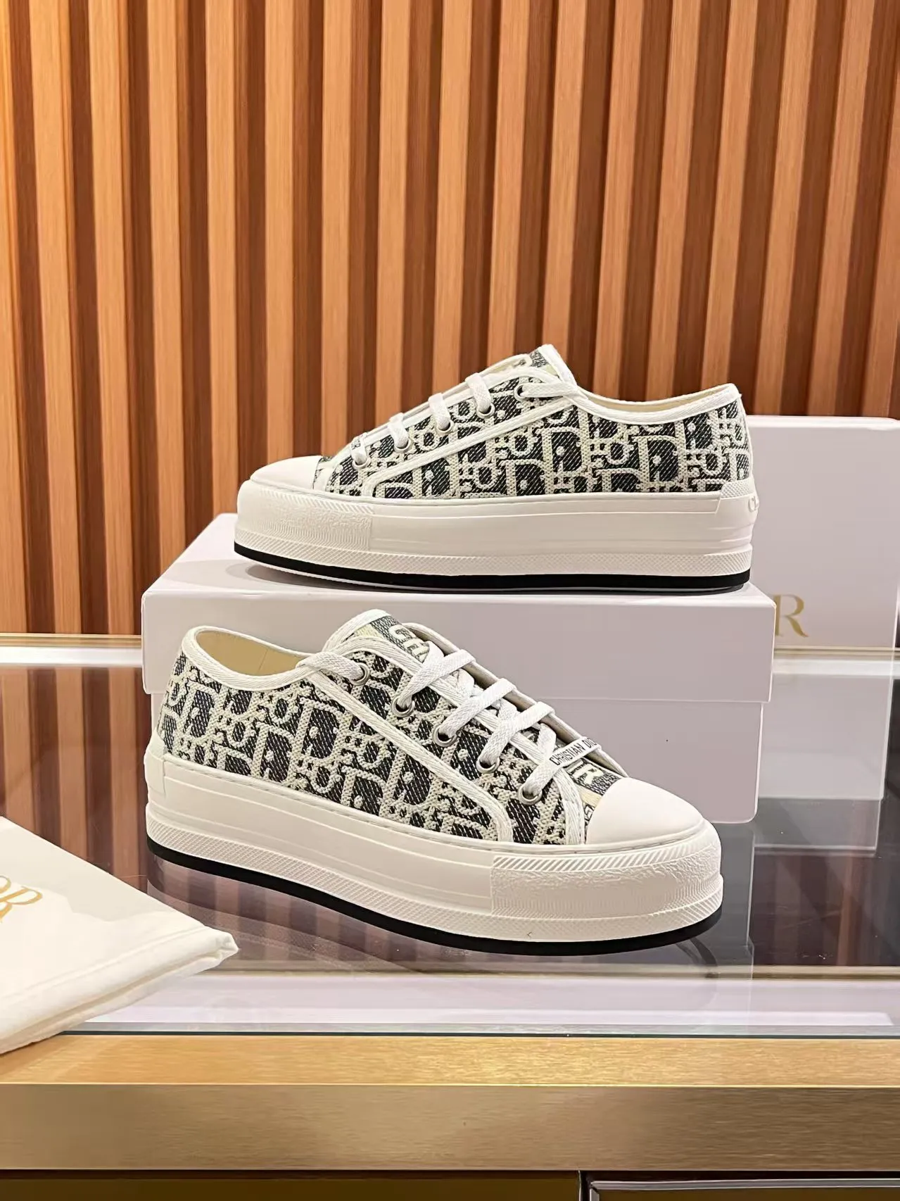 👟👟Ex-factory price 520👟👟 Walk‘n’Dior embroidered mid-top casual shoes are new in 2025. On the fashion stage, Dior embroidered shoes are the well-deserved protagonist. Delicate stitching is used on the upper, every stitch is devoted to the craftsman's efforts, and every thread is woven with artistic poetry. From complex floral patterns to smart geometric textures, embroidery is like the magic that gives shoes life, allowing them to show dynamic beauty even in static conditions.   Wearing Dior embroidered shoes feels like stepping into a dream world full of art. It is not only a pair of shoes, but also a walking piece of art that perfectly integrates fashion and culture. Whether you are strolling on the bustling city streets or attending important social occasions, Dior embroidered shoes can add unique charm to your style and become the focus of everyone's attention.   Choosing Dior embroidered shoes means choosing a persistent pursuit of quality and a unique understanding of fashion. Let it accompany you through every wonderful moment and leave your own fashion mark.  Material: Sheepskin lining, feet, silk cowhide, size 35-41, heel height 5cm